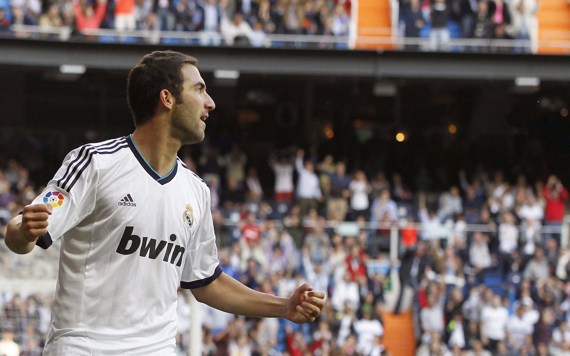 开云在线直播-未来足球：场地融入AR球门、智能哨声，赛事更精彩，足球智能设备